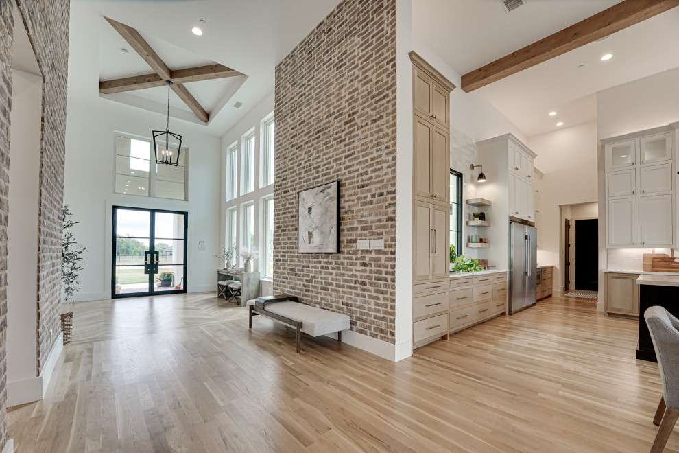 Example of a transitional entryway design in Dallas