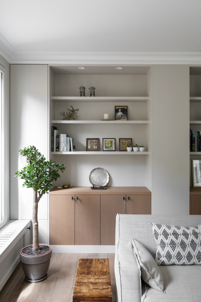 На фото: гостиная комната в современном стиле с серыми стенами, паркетным полом среднего тона и коричневым полом с