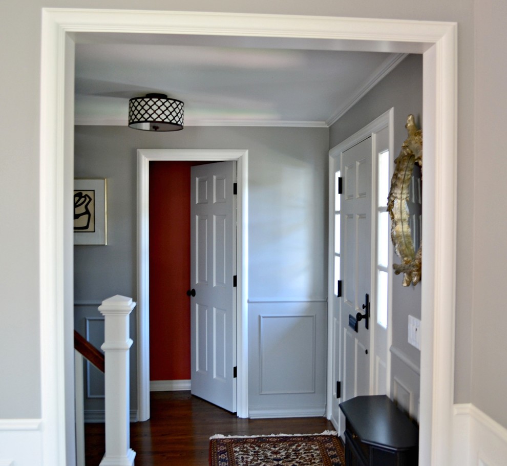 Example of a transitional entryway design in Seattle