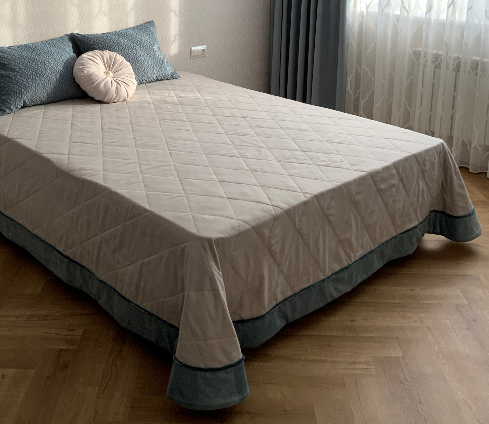 Текстиль в комнате молодой пары