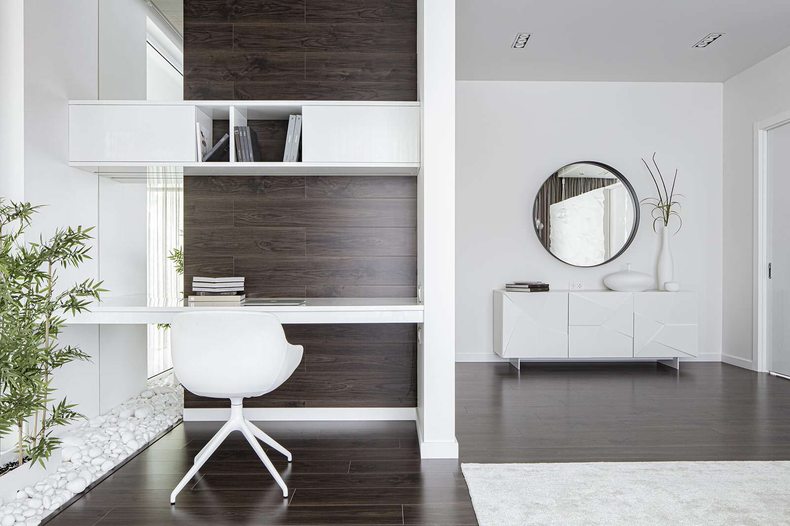 Большой красивый белый дом