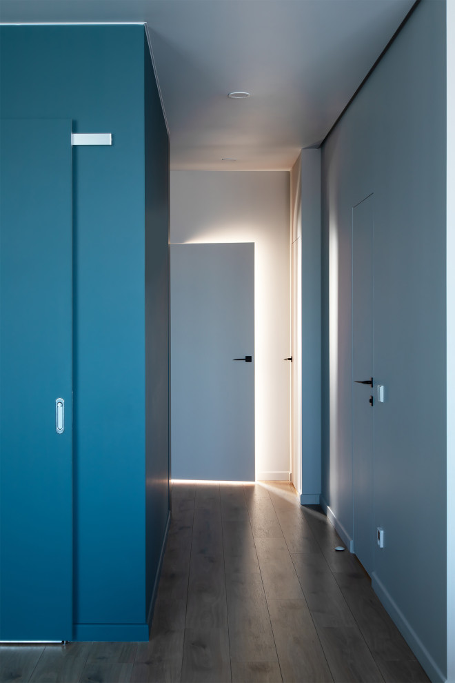 Пример оригинального дизайна: узкий коридор среднего размера в современном стиле с серыми стенами, полом из ламината и бежевым полом