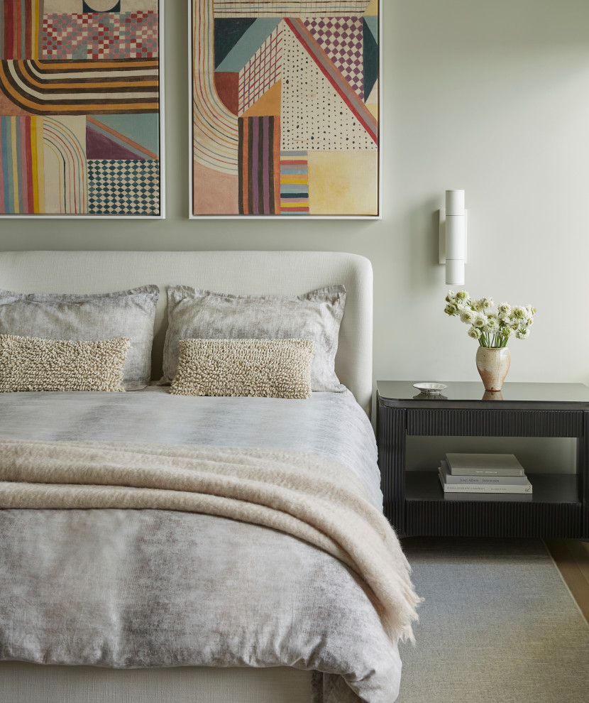 Modelo de habitación de invitados contemporánea de tamaño medio con paredes beige