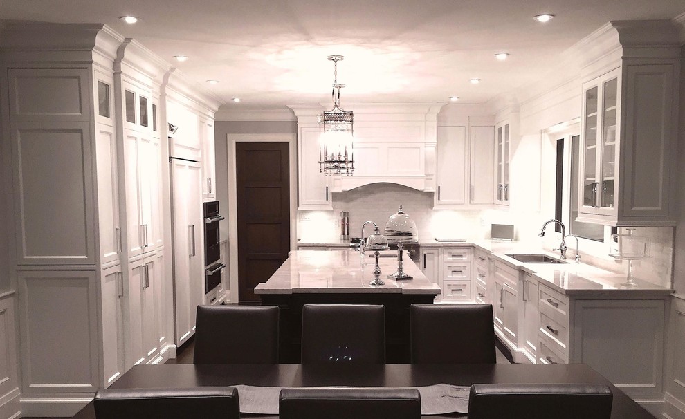 Transitional kitchen photo in Toronto