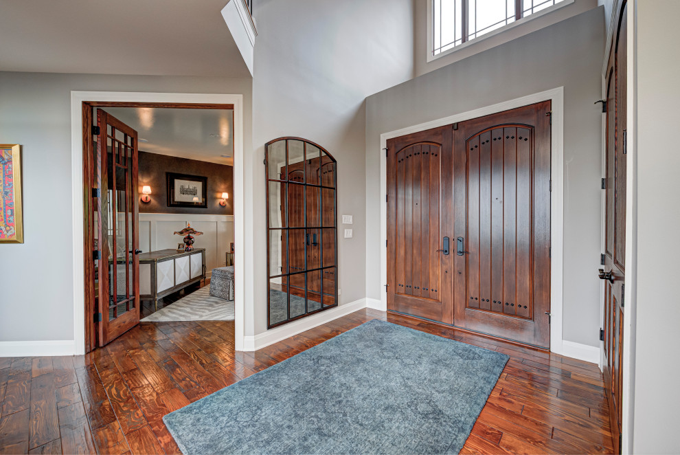 Mittelgroße Eklektische Haustür mit grauer Wandfarbe, Doppeltür, dunklem Holzboden, dunkler Holzhaustür und braunem Boden in Indianapolis