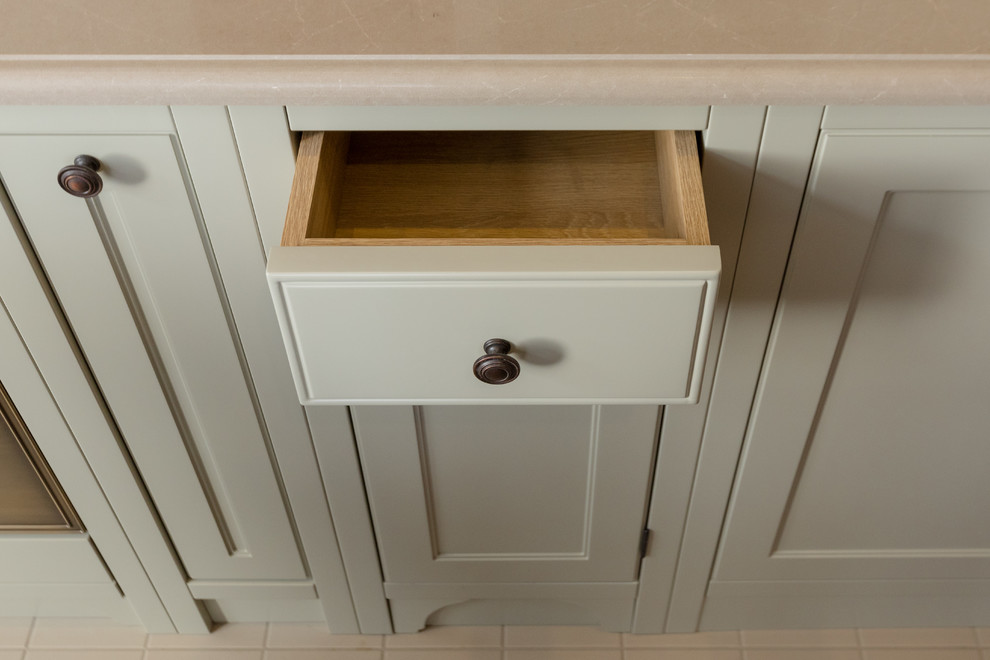 Классическая кухня в американском стиле с яркими акцентами