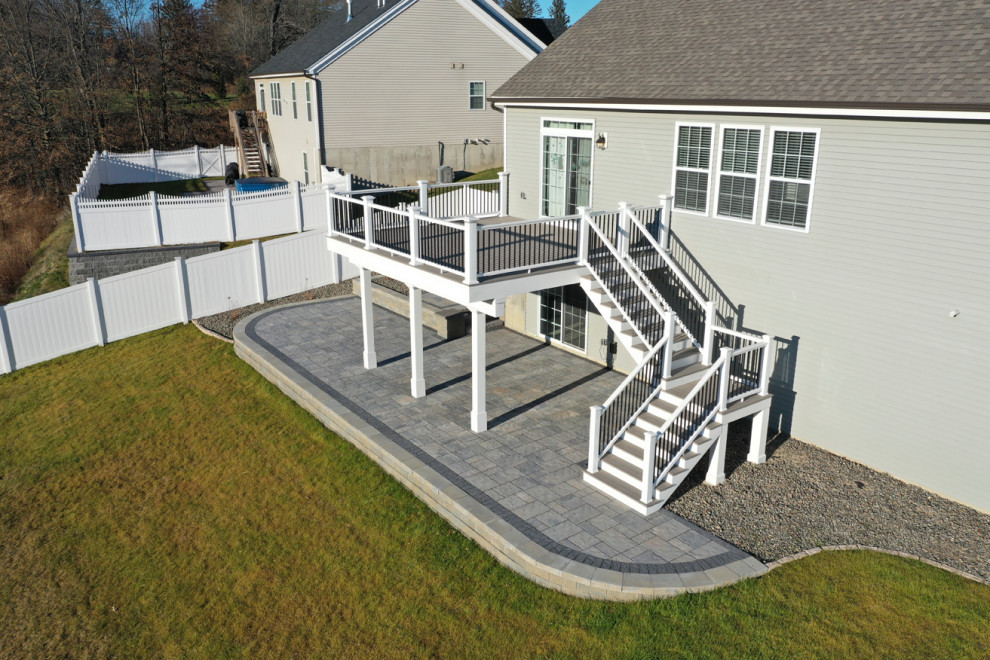 Immagine di una terrazza american style di medie dimensioni, dietro casa e al primo piano con nessuna copertura e parapetto in materiali misti