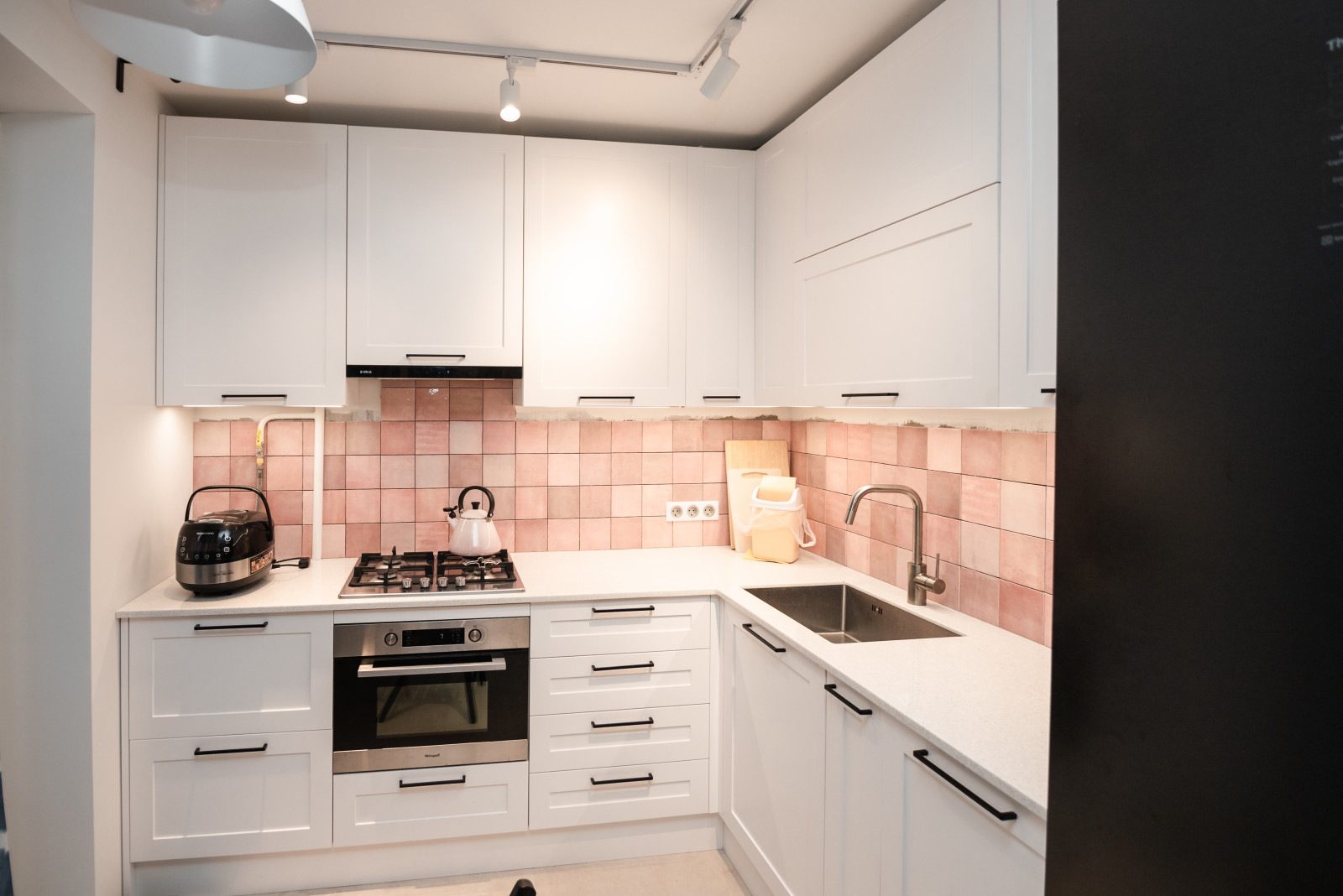 Белая небольшая кухня в стиле неоклассика