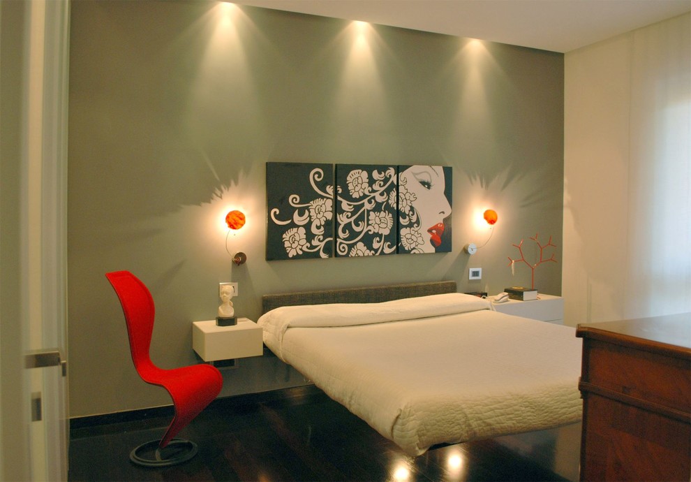 Design ideas for a contemporary bedroom in Rome.