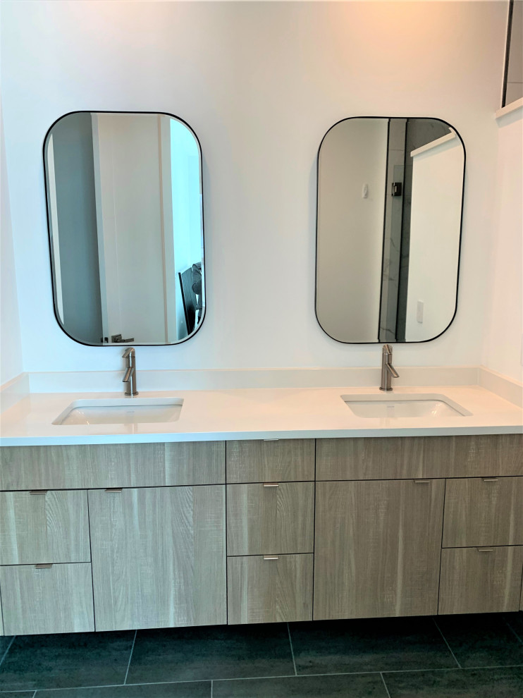 На фото: ванная комната среднего размера в современном стиле с столешницей из искусственного кварца и белой столешницей с