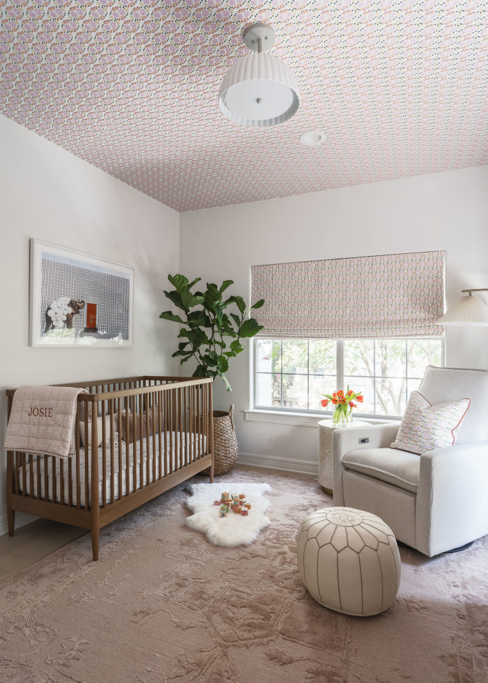 Immagine di una cameretta per neonata chic di medie dimensioni con pareti bianche, parquet chiaro, pavimento marrone e soffitto in carta da parati