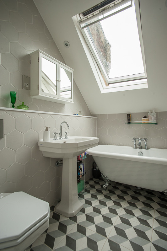 Photo of a midcentury bathroom in London.