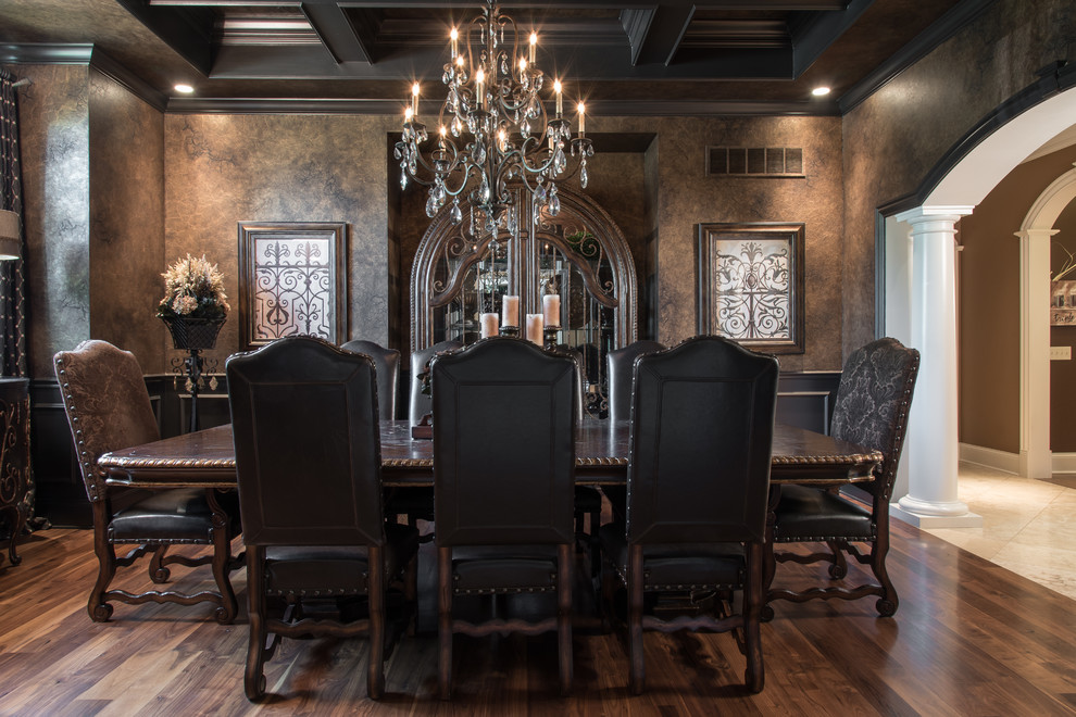 Expansive traditional dining room in St Louis.