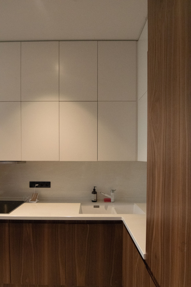 Кухня в стиле минимализм с фасадами под "темное дерево"