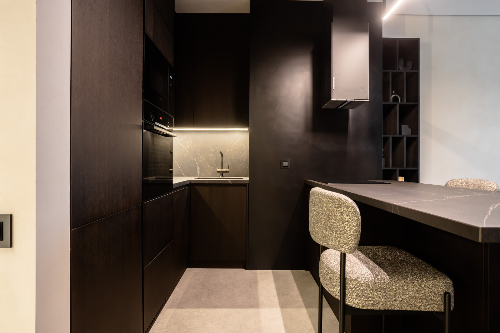 Черно-белая студия с парижским акцентом