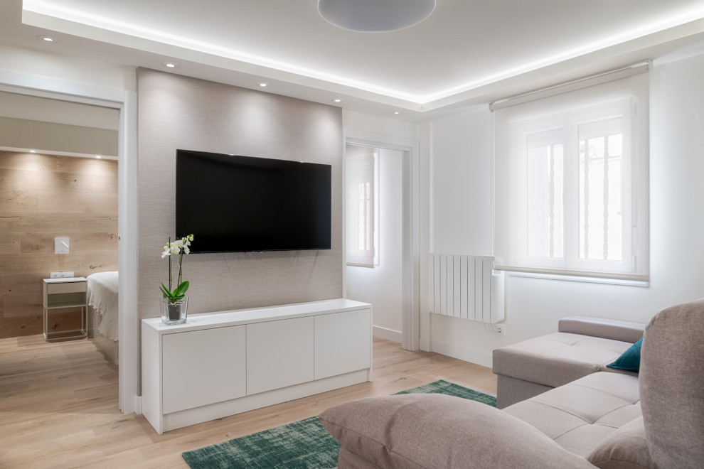 Esempio di un piccolo soggiorno contemporaneo aperto con pareti bianche, parquet chiaro, TV a parete, soffitto a cassettoni e carta da parati