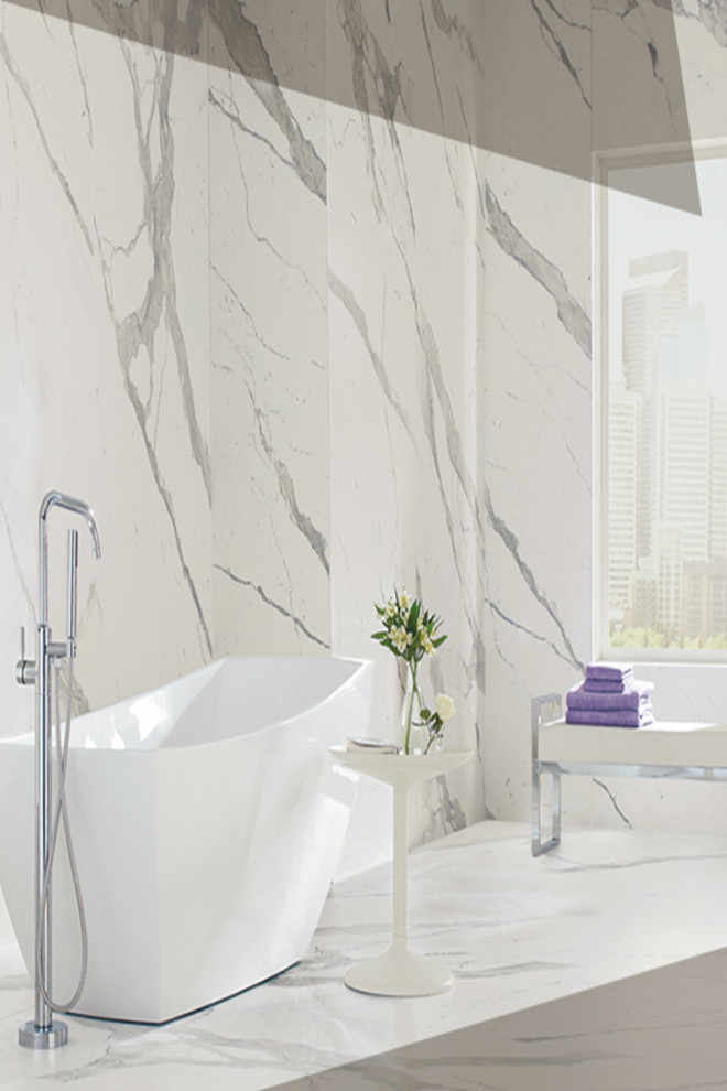 Идея дизайна: большая главная ванная комната в стиле модернизм с отдельно стоящей ванной, белой плиткой, керамогранитной плиткой, белыми стенами, полом из керамической плитки, столешницей из искусственного камня, белым полом и белой столешницей