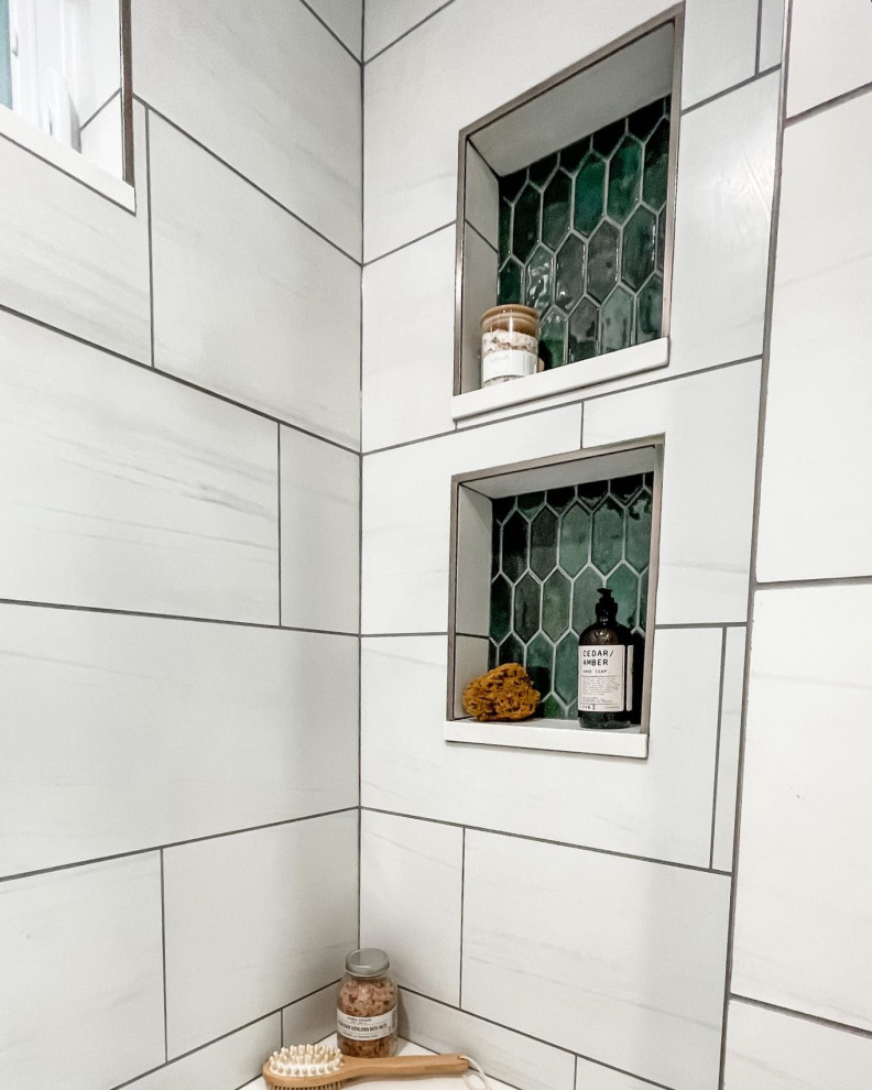 Idée de décoration pour une douche en alcôve principale champêtre en bois brun de taille moyenne avec un placard à porte shaker, WC séparés, un carrelage blanc, des carreaux de porcelaine, un mur vert, un sol en carrelage de céramique, un lavabo encastré, un plan de toilette en quartz modifié, un sol jaune, une cabine de douche à porte coulissante, un plan de toilette blanc, une niche, meuble double vasque, meuble-lavabo encastré et du papier peint.