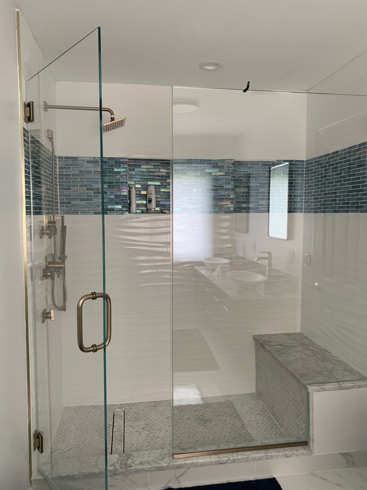 Inspiration för mellanstora eklektiska en-suite badrum, med en dubbeldusch, flerfärgad kakel och dusch med gångjärnsdörr