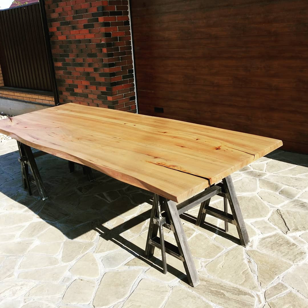 Столешница из массива на металлических козлах для шоурума