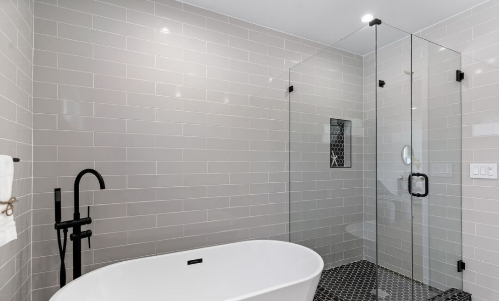 Свежая идея для дизайна: большая главная ванная комната в современном стиле с плоскими фасадами, коричневыми фасадами, отдельно стоящей ванной, угловым душем, унитазом-моноблоком, серой плиткой, керамической плиткой, белыми стенами, полом из керамической плитки, монолитной раковиной, столешницей из кварцита, белым полом, душем с распашными дверями, белой столешницей, нишей, тумбой под две раковины и встроенной тумбой - отличное фото интерьера