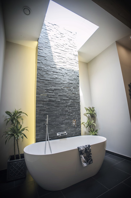 Statement Slate Feature Wall with Free Standing Bath trendy-badevaerelse