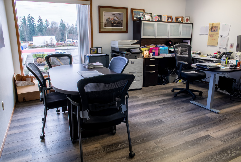Großes Rustikales Arbeitszimmer mit Arbeitsplatz, weißer Wandfarbe, Vinylboden, freistehendem Schreibtisch, braunem Boden und Kassettendecke in Seattle