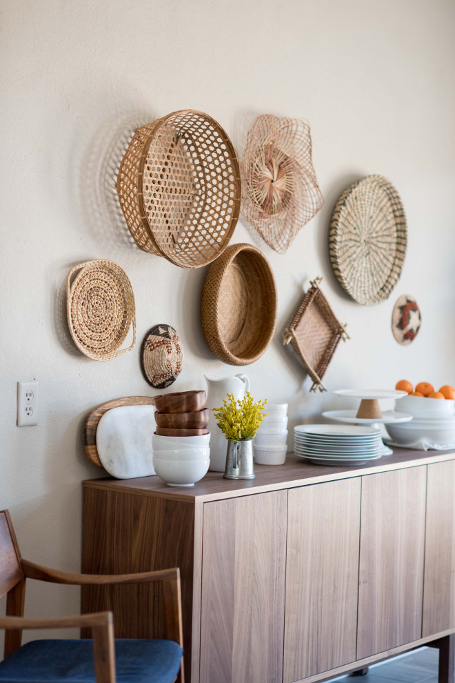 Example of a transitional home design design in Phoenix