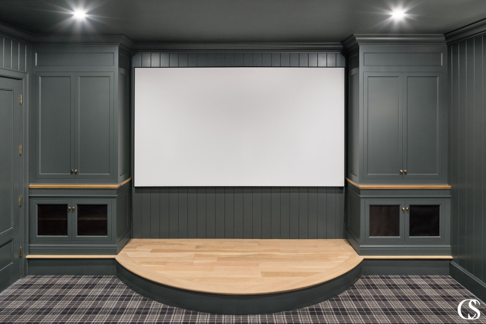 Cette photo montre une salle de cinéma chic avec un mur bleu, moquette et un sol noir.