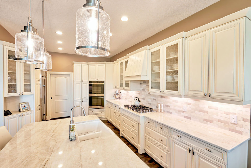 Kitchen - transitional kitchen idea in Calgary
