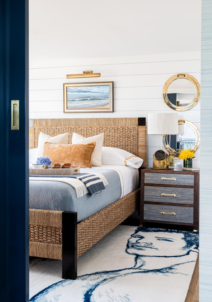 Стильный дизайн: хозяйская спальня среднего размера в морском стиле с серыми стенами, темным паркетным полом, коричневым полом и стенами из вагонки - последний тренд