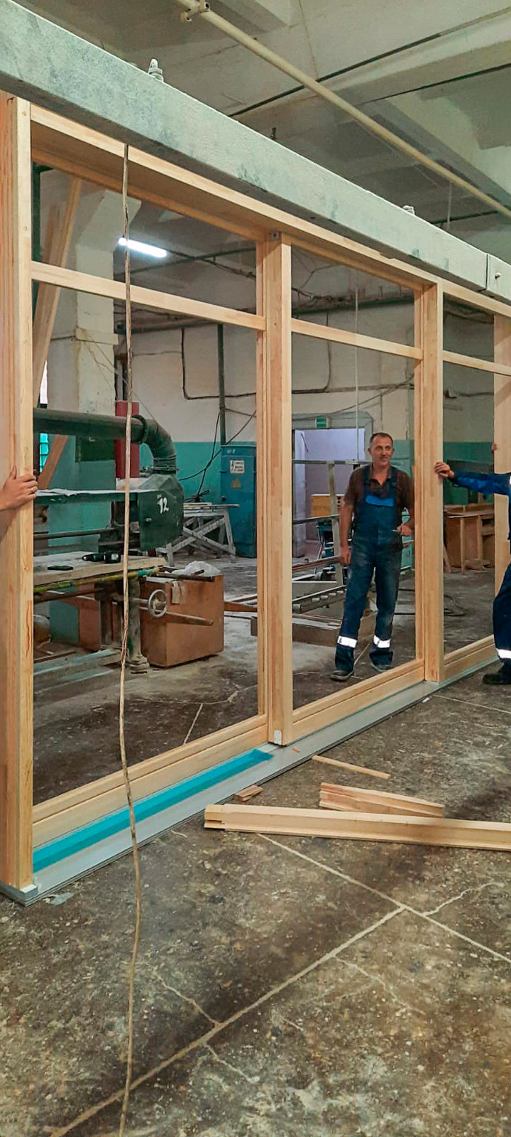 Остекление летней кухни двумя большими HS-порталами и дверью из сосны