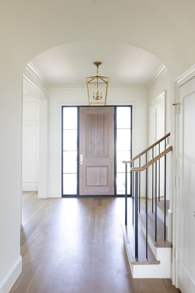 Geräumiges Klassisches Foyer mit weißer Wandfarbe, hellem Holzboden, Einzeltür und heller Holzhaustür in Dallas