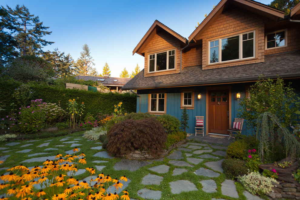Design ideas for a traditional garden in Vancouver with natural stone pavers.