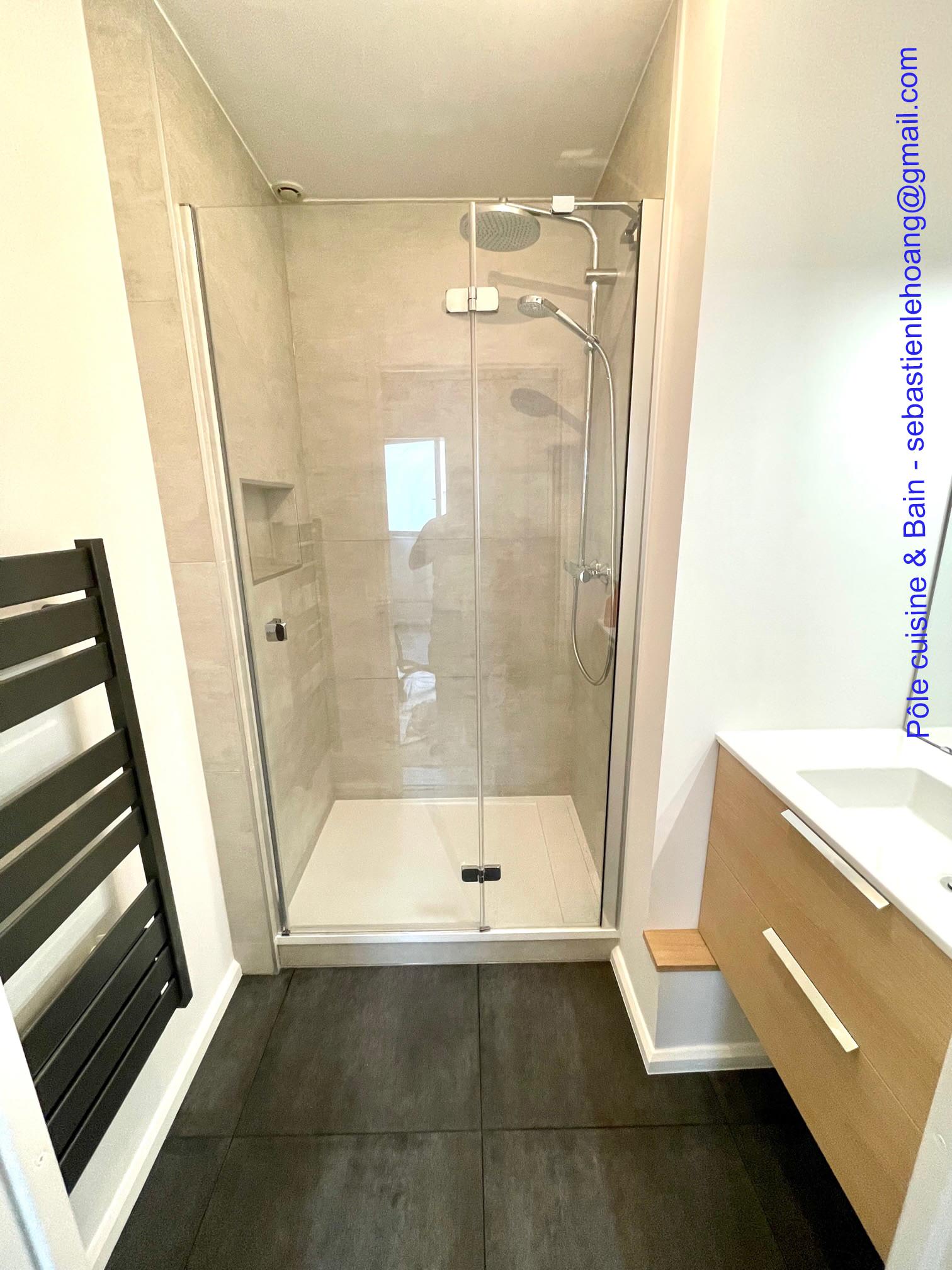 SALLE D'EAU: receveur extra-plat et niche porte-accessoires