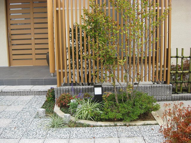 玄関前植え込み