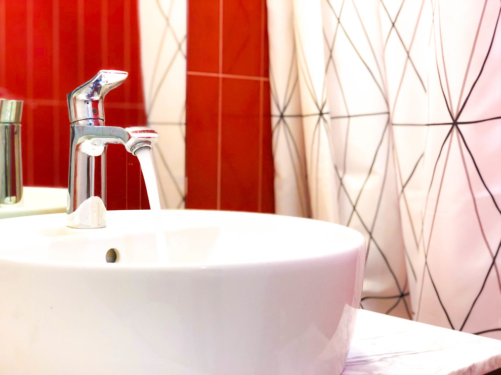 Стильный дизайн: ванная комната среднего размера в стиле модернизм с открытыми фасадами, белыми фасадами, ванной в нише, душем над ванной, раздельным унитазом, красной плиткой, керамической плиткой, красными стенами, душевой кабиной, настольной раковиной, столешницей из искусственного кварца, шторкой для ванной, белой столешницей, нишей, тумбой под одну раковину и встроенной тумбой - последний тренд