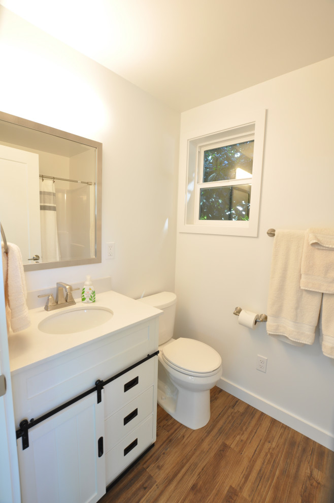 Ejemplo de cuarto de baño único y a medida tradicional renovado pequeño con armarios estilo shaker, puertas de armario blancas, paredes amarillas, lavabo integrado, encimera de cuarzo compacto y encimeras blancas