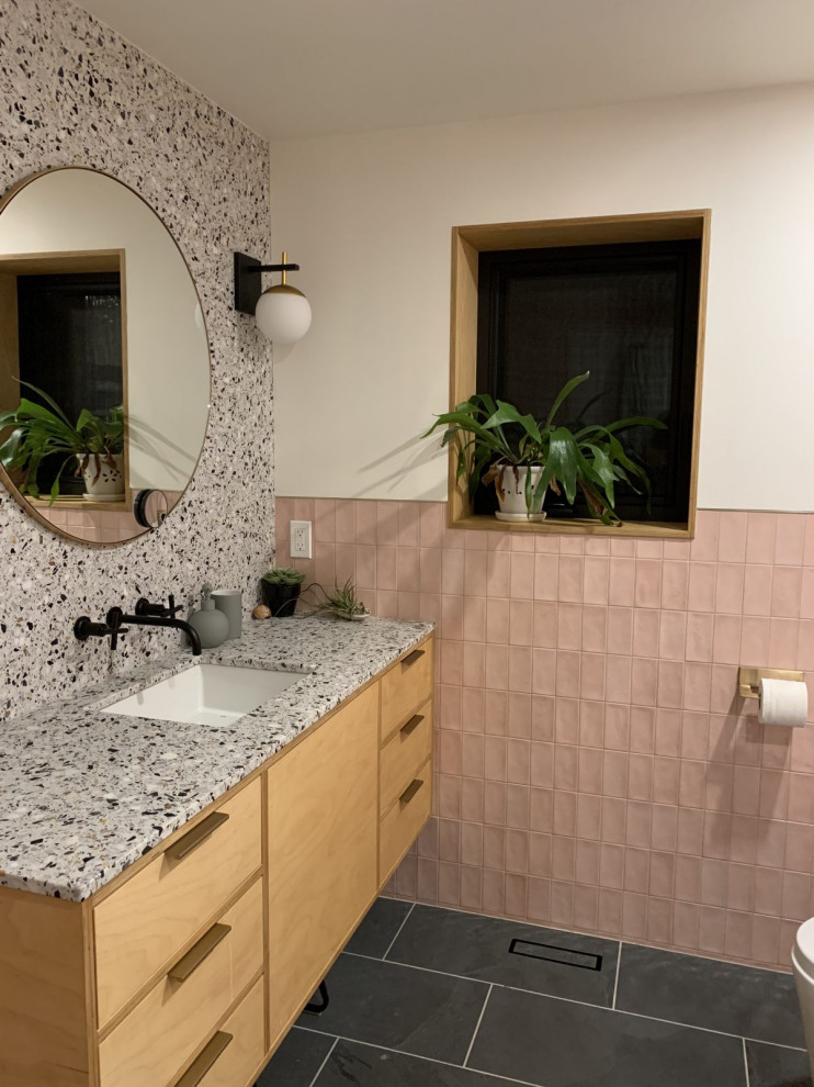 Свежая идея для дизайна: ванная комната в стиле модернизм с подвесной тумбой, розовой плиткой, столешницей терраццо и белыми стенами - отличное фото интерьера