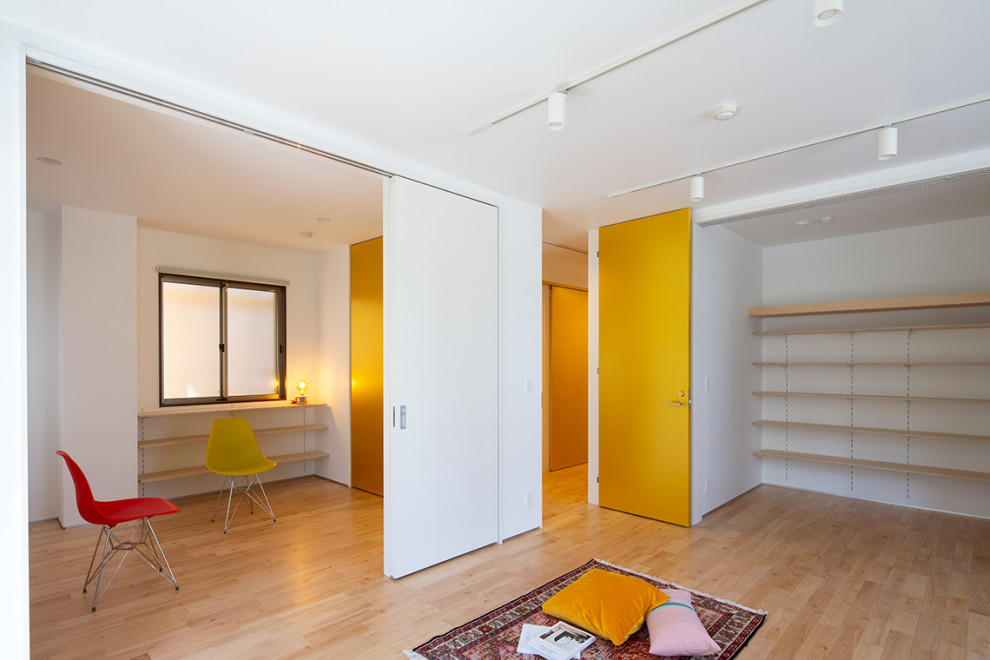 На фото: домашняя мастерская среднего размера в современном стиле с белыми стенами, светлым паркетным полом, бежевым полом и обоями на стенах