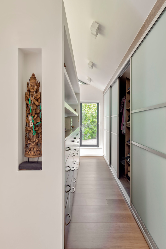 Home design - contemporary home design idea in Sussex