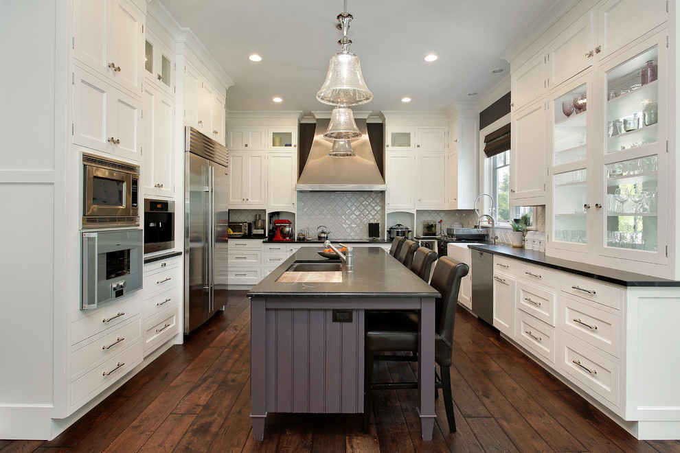 Design ideas for a traditional kitchen in Chicago with stainless steel appliances.