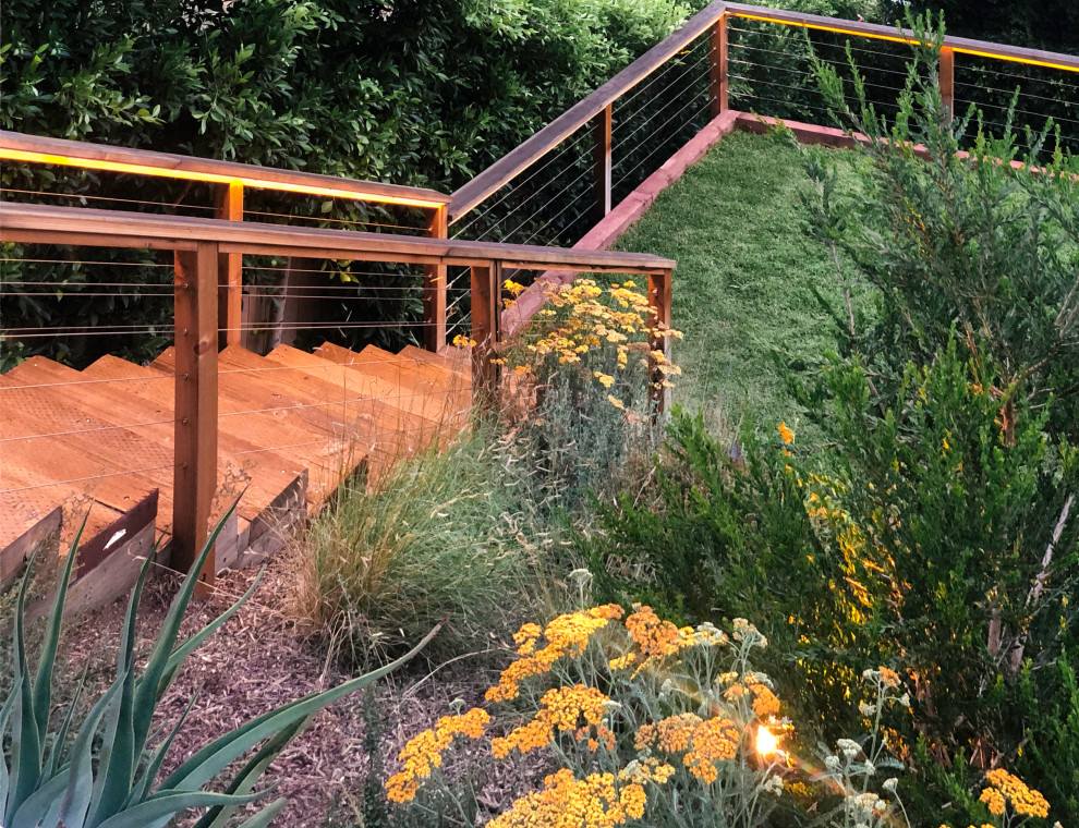 Ispirazione per un giardino xeriscape industriale esposto in pieno sole di medie dimensioni e dietro casa in primavera con graniglia di granito e recinzione in legno