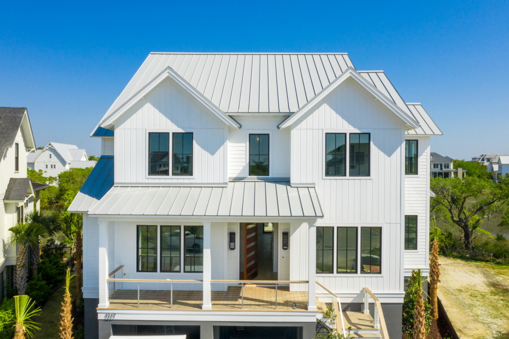 Imagen de fachada de casa blanca y gris minimalista grande de dos plantas con tejado de metal