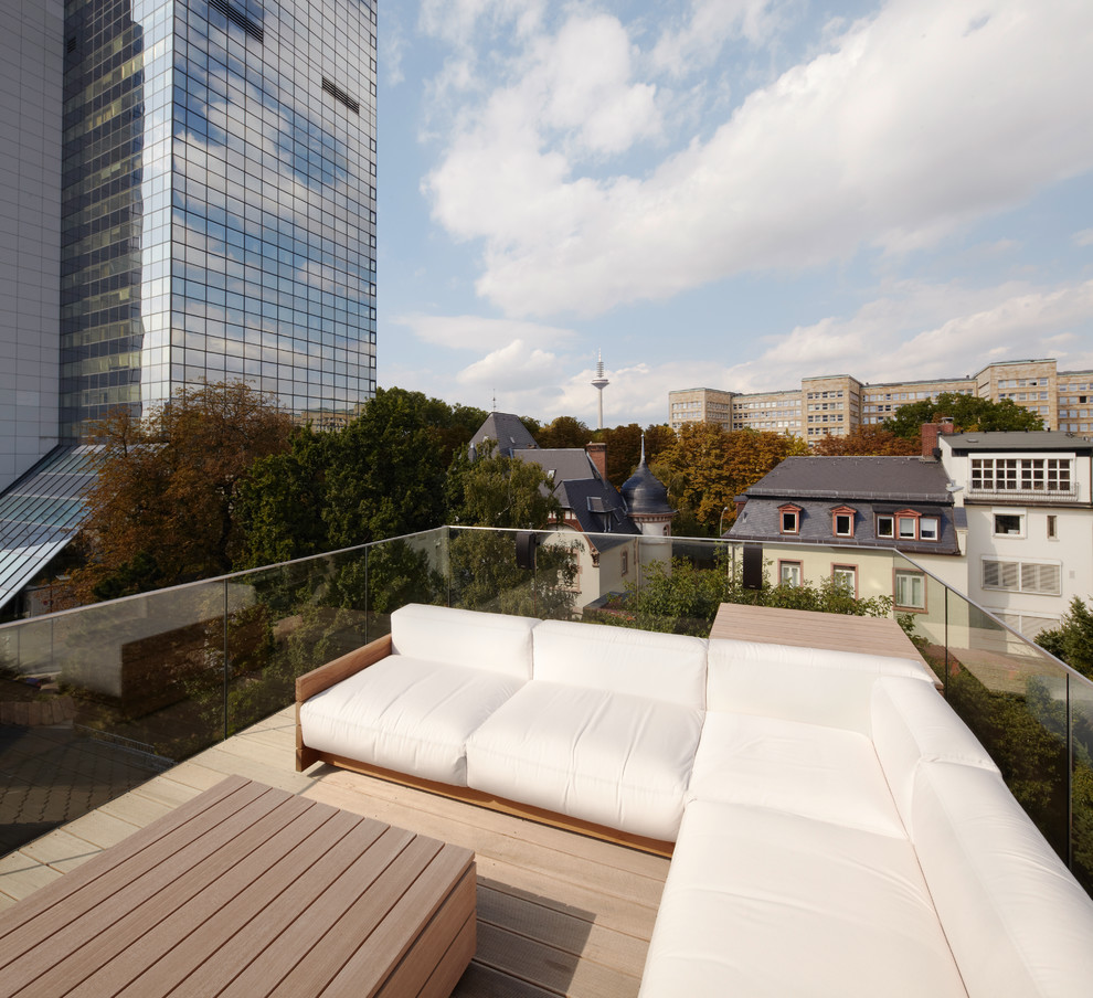 Small scandinavian rooftop and rooftop deck in Frankfurt with no cover.