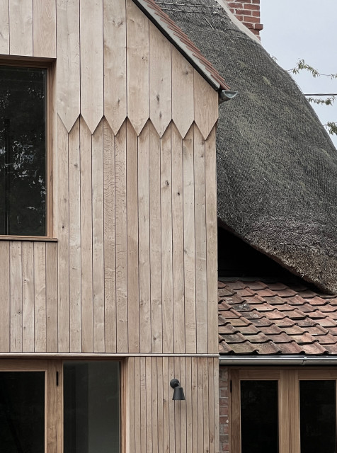 Chevron oak cladding to two storey element amerikansk-craftsman-hus-og-facade