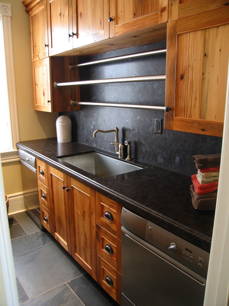 Kitchen - rustic kitchen idea in Toronto