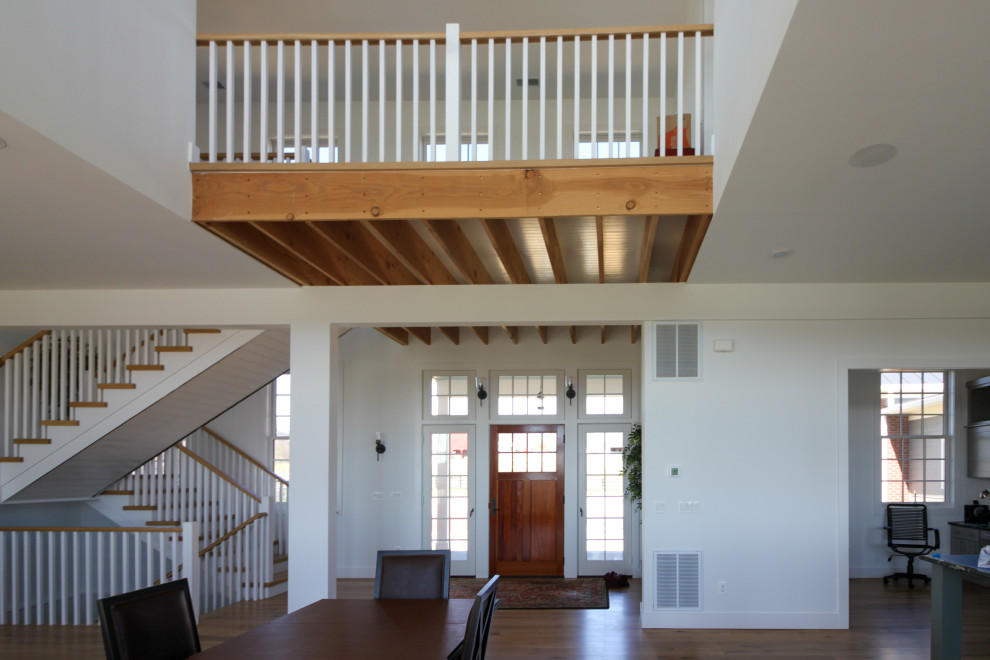 Modelo de escalera en U de estilo de casa de campo de tamaño medio con escalones de madera, contrahuellas de madera, barandilla de madera y machihembrado
