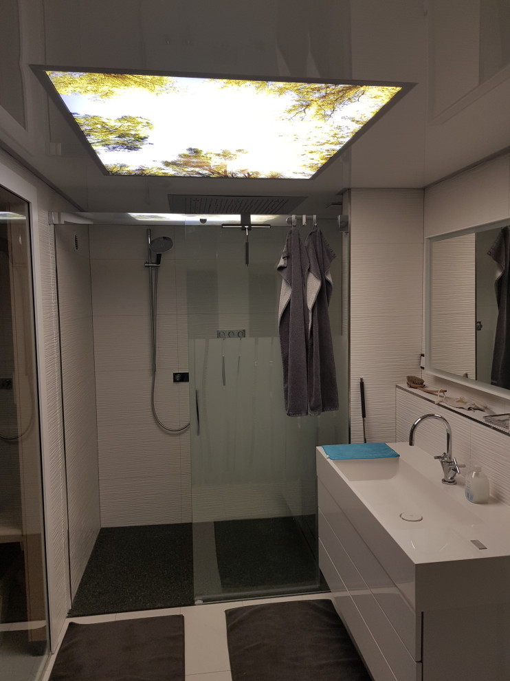 Kleines Modernes Duschbad mit gewölbter Decke in Köln