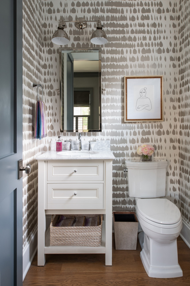 ワシントンD.C.にあるトランジショナルスタイルのおしゃれなトイレ・洗面所の写真